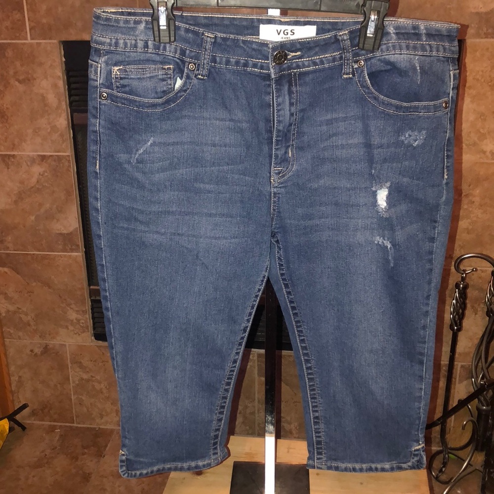 Denim capris semi distressed Embroidered pockets size 14